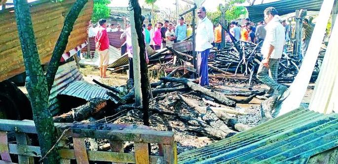 Fierce fire at Wani Belkhed | वणी बेलखेड येथे भीषण आग Fierce fire at Wani Belkhed | वणी बेलखेड येथे भीषण आग