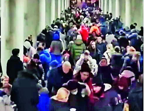 Hundreds of Indian students from Ukraine take refuge in a metro station | युक्रेनमधील शेकडो भारतीय विद्यार्थी मेट्रो स्टेशनमध्ये आश्रयाला
