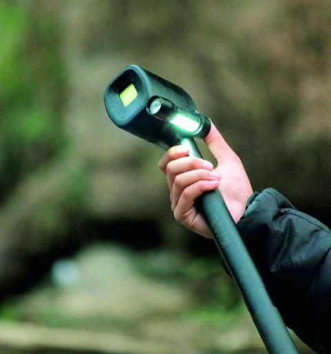 Solar smart stick to protect against wildlife attacks | वन्यप्राण्यांच्या हल्ल्यापासून संरक्षण करणार सौर स्मार्ट स्टिक Solar smart stick to protect against wildlife attacks | वन्यप्राण्यांच्या हल्ल्यापासून संरक्षण करणार सौर स्मार्ट स्टिक