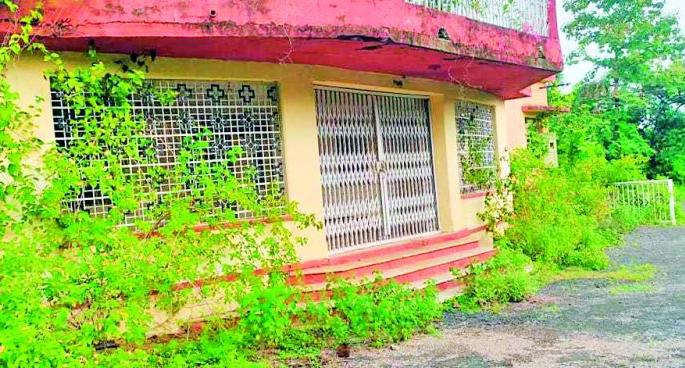 Government rest house dust in the scenic area | निसर्गरम्य परिसरातील शासकीय विश्रामगृह धूळखात Government rest house dust in the scenic area | निसर्गरम्य परिसरातील शासकीय विश्रामगृह धूळखात