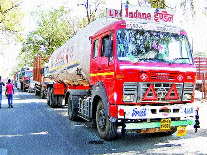 Traffic jam at the railway gate in Lasalgaon | लासलगाव येथील रेल्वे गेटवर वाहतूक ठप्प Traffic jam at the railway gate in Lasalgaon | लासलगाव येथील रेल्वे गेटवर वाहतूक ठप्प