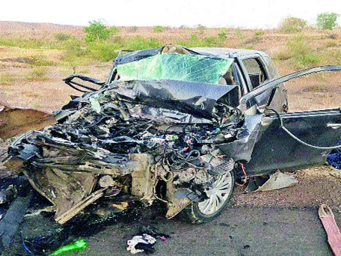 Four killed in road crash | चोंढी घाट अपघातात चार ठार Four killed in road crash | चोंढी घाट अपघातात चार ठार