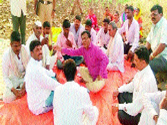 Fasting on the road for farm workers | रस्त्यासाठी शेतक ऱ्यांचे बांधावर उपोषण Fasting on the road for farm workers | रस्त्यासाठी शेतक ऱ्यांचे बांधावर उपोषण