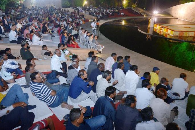 Juggling of vowels in Yavatmal; Pt. Biswam Mohan Bhatt's Play | यवतमाळमध्ये स्वर-सुरांची जुगलबंदी; पं. विश्वमोहन भट्ट यांचे वादन Juggling of vowels in Yavatmal; Pt. Biswam Mohan Bhatt's Play | यवतमाळमध्ये स्वर-सुरांची जुगलबंदी; पं. विश्वमोहन भट्ट यांचे वादन