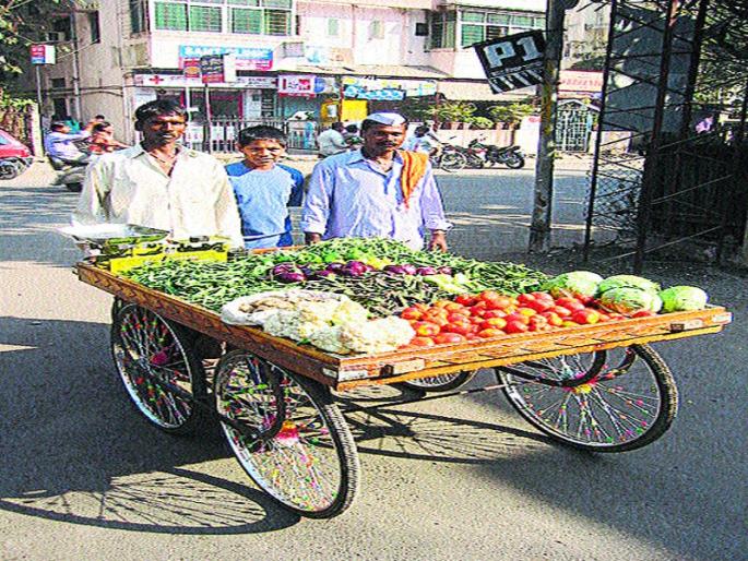 The encroachment of the professionals on the footpath of Mhasrul | म्हसरूळला पदपथावर व्यावसायिकांचे अतिक्रमण