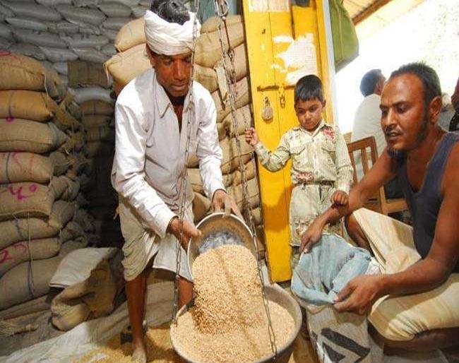 Rashtree's grain black market exposed | रेशनच्या धान्याचा काळाबाजार उघडकीस  Rashtree's grain black market exposed | रेशनच्या धान्याचा काळाबाजार उघडकीस