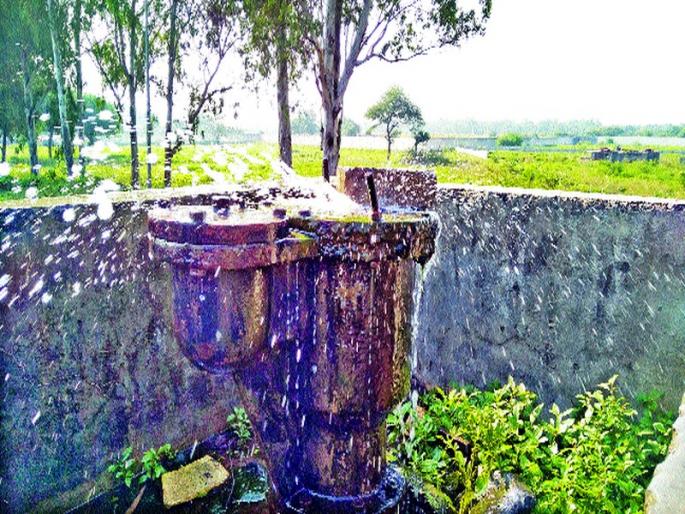 Fountain from the main waterway valve | मुख्य भूमिगत जलवाहिनीच्या व्हॉल्व्हमधून कारंजा Fountain from the main waterway valve | मुख्य भूमिगत जलवाहिनीच्या व्हॉल्व्हमधून कारंजा