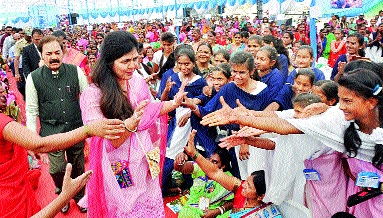 Threats to make decisions - Pankaja Munde | निर्णय घेण्याची धमक लागते- पंकजा मुंडे