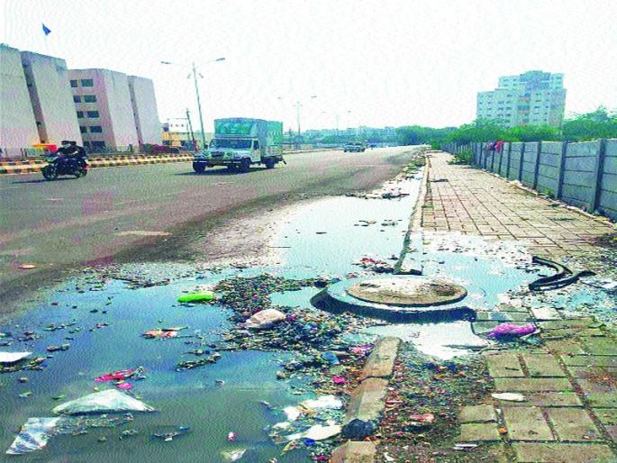 Underground drainage dirt water on the road | भूमिगत गटारीचे घाण पाणी रस्त्यावर Underground drainage dirt water on the road | भूमिगत गटारीचे घाण पाणी रस्त्यावर