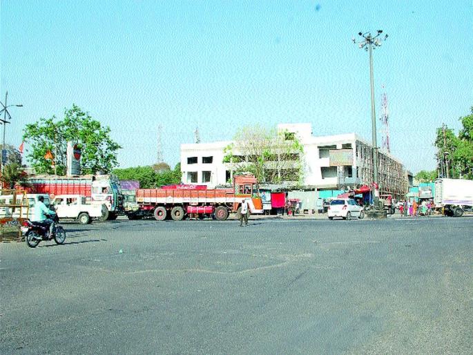 Vinnochur Chauplule took a breather | विंचूर चौफुलीने घेतला मोकळा श्वास Vinnochur Chauplule took a breather | विंचूर चौफुलीने घेतला मोकळा श्वास