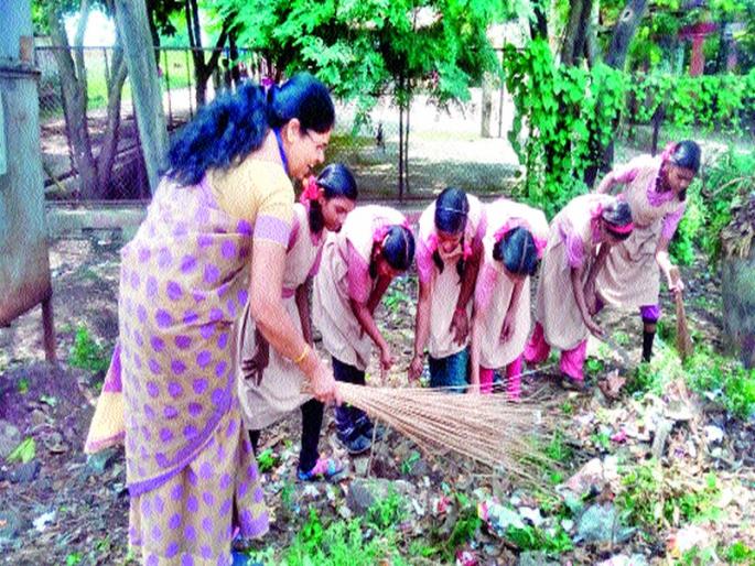 Cleanliness drive at Matori; Clean the premises | मातोरी येथे स्वच्छता अभियान ; परिसर स्वच्छ Cleanliness drive at Matori; Clean the premises | मातोरी येथे स्वच्छता अभियान ; परिसर स्वच्छ