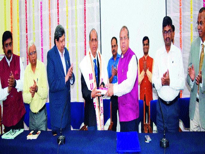 Shinagare felicitated by Health University | आरोग्य विद्यापीठातर्फे शिनगारे यांचा सत्कार Shinagare felicitated by Health University | आरोग्य विद्यापीठातर्फे शिनगारे यांचा सत्कार