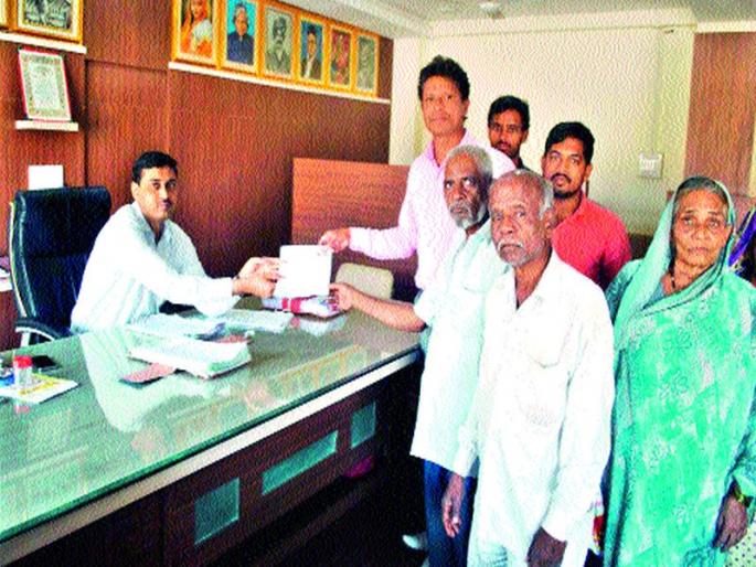 Appeal to open the bank account | बॅँकेत खाते उघडण्यासंदर्भात अधिकायांना निवेदन Appeal to open the bank account | बॅँकेत खाते उघडण्यासंदर्भात अधिकायांना निवेदन