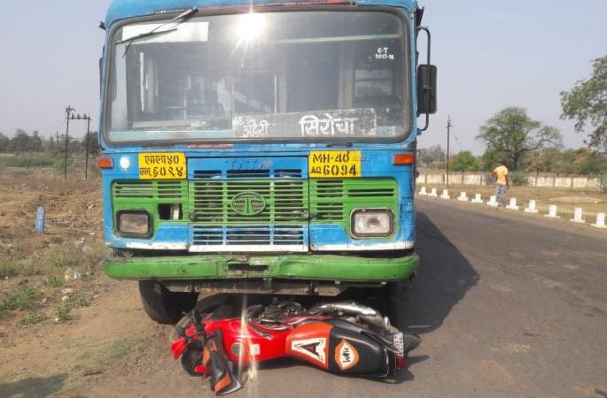Police personnel injured in ST bus and two wheeler accident in Gadchiroli district | गडचिरोली जिल्ह्यात एसटी बस व दुचाकीच्या धडकेत पोलीस जवान जखमी Police personnel injured in ST bus and two wheeler accident in Gadchiroli district | गडचिरोली जिल्ह्यात एसटी बस व दुचाकीच्या धडकेत पोलीस जवान जखमी