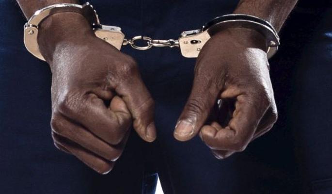 Bhandara District Dispute Resolution Committee Chairman made a fuss for insurance | भंडारा जिल्ह्यातील तंटामुक्त समिती अध्यक्षाने विम्यासाठी केला वाटमारीचा बनाव Bhandara District Dispute Resolution Committee Chairman made a fuss for insurance | भंडारा जिल्ह्यातील तंटामुक्त समिती अध्यक्षाने विम्यासाठी केला वाटमारीचा बनाव