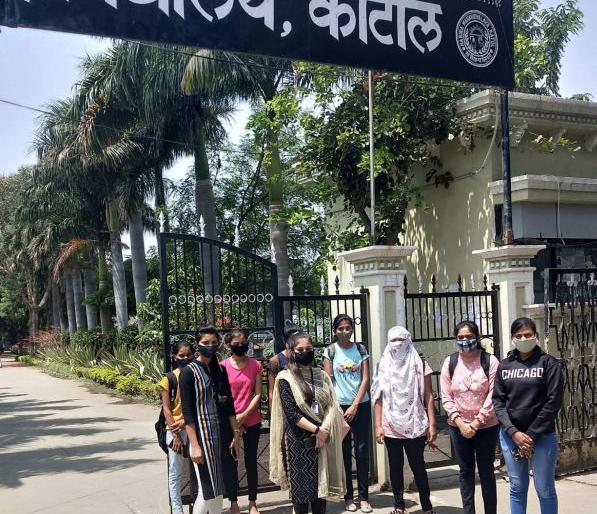 Harassing students with online exams; The network blew up the cable | ऑनलाईन परिक्षेने विद्यार्थी हैराण; नेटवर्कने उडवली तारांबळ