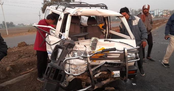 Terrible accident on Umred Nagpur Road; Four injured, truck absconding | उमरेड नागपूर रोडवर भीषण अपघात; चार जखमी, ट्रक फरार