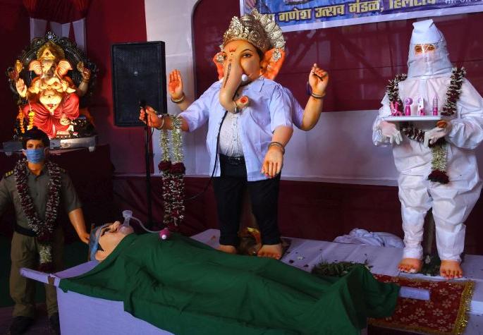 View of Kovid Center at Ganeshotsav; Prakash Gajbhiye's Hilltop Ka Raja | गणेशोत्सवात कोविड सेंटरचा देखावा; प्रकाश गजभिये यांचा हिलटॉप का राजा