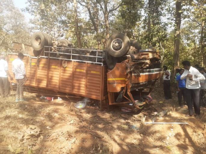 Six killed in Chandrapur truck overturn | चंद्रपूर जिल्ह्यात वरातीचा मेटॅडोर उलटून चार ठार; दारु पिऊन चालवली गाडी Six killed in Chandrapur truck overturn | चंद्रपूर जिल्ह्यात वरातीचा मेटॅडोर उलटून चार ठार; दारु पिऊन चालवली गाडी