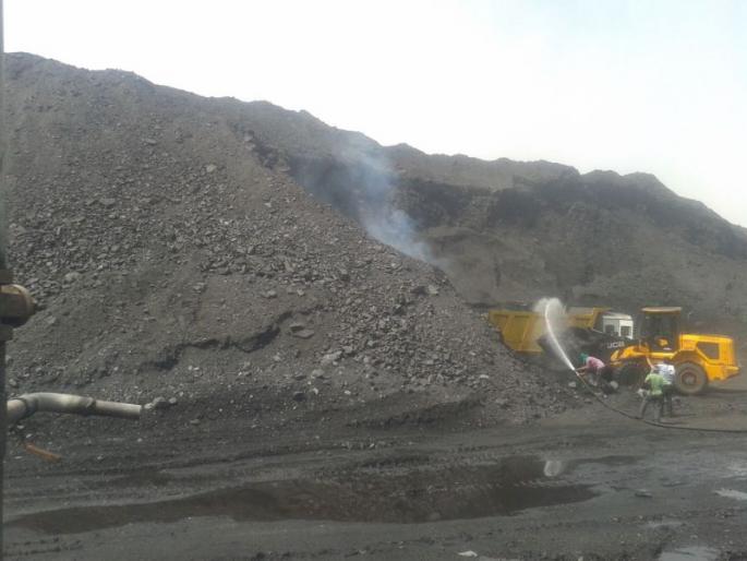 Fire in WCL still burns from seven days in Chandrapur district | सात दिवसांपासून धगधगतोय चंद्रपुरातील वेकोलिचा कोलडेपो Fire in WCL still burns from seven days in Chandrapur district | सात दिवसांपासून धगधगतोय चंद्रपुरातील वेकोलिचा कोलडेपो