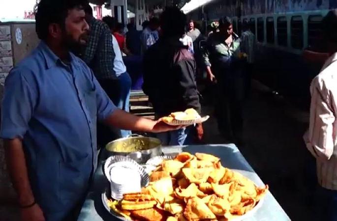Passengers roaming for food at Nagpur railway station | नागपूर रेल्वे स्थानकावर खाद्य पदार्थासाठी प्रवाशांची धावपळ Passengers roaming for food at Nagpur railway station | नागपूर रेल्वे स्थानकावर खाद्य पदार्थासाठी प्रवाशांची धावपळ