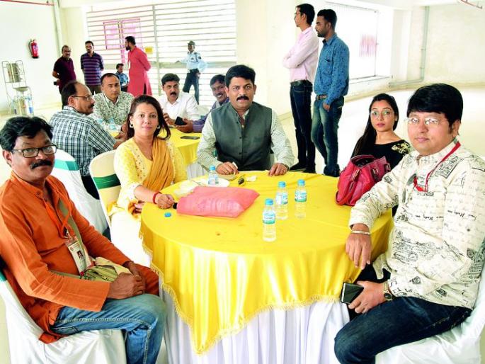 99 th Marathi Natya Sammelan; Nagpur food appreciated by artists | ९९ वे अ.भा. मराठी नाट्य संमेलन; नागपुरी स्वादाची कलावंतांना भुरळ 99 th Marathi Natya Sammelan; Nagpur food appreciated by artists | ९९ वे अ.भा. मराठी नाट्य संमेलन; नागपुरी स्वादाची कलावंतांना भुरळ