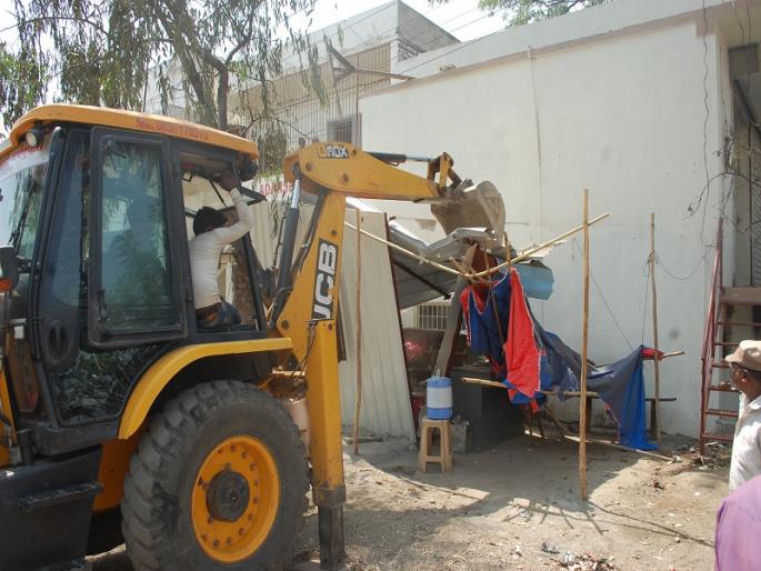 Hammer on the 300 encroachments of Walgese entrepreneurs | वाळूज उद्योनगरीत ३०० अतिक्रमणांवर हातोडा Hammer on the 300 encroachments of Walgese entrepreneurs | वाळूज उद्योनगरीत ३०० अतिक्रमणांवर हातोडा