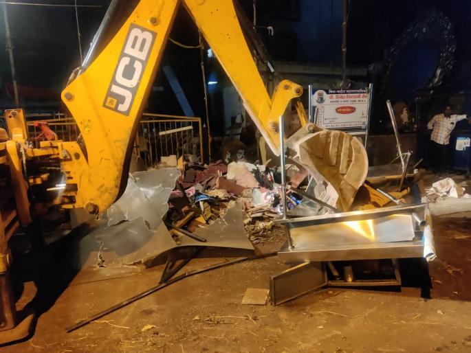 Three hawkers arrested for hooliganism in Mira Road municipal corporation's resolution action has started | मीरारोडमध्ये गुंडगिरी करणाऱ्या तिघा फेरीवाल्यांना अटक; महापालिकेची तोडक कारवाई सुरु Three hawkers arrested for hooliganism in Mira Road municipal corporation's resolution action has started | मीरारोडमध्ये गुंडगिरी करणाऱ्या तिघा फेरीवाल्यांना अटक; महापालिकेची तोडक कारवाई सुरु