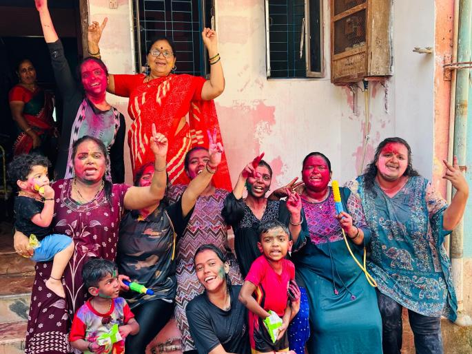 Dhulvad - Holi celebrated with enthusiasm in Meera Bhayander | मीरा भाईंदरमध्ये धुळवड - होळी उत्साहात साजरी Dhulvad - Holi celebrated with enthusiasm in Meera Bhayander | मीरा भाईंदरमध्ये धुळवड - होळी उत्साहात साजरी