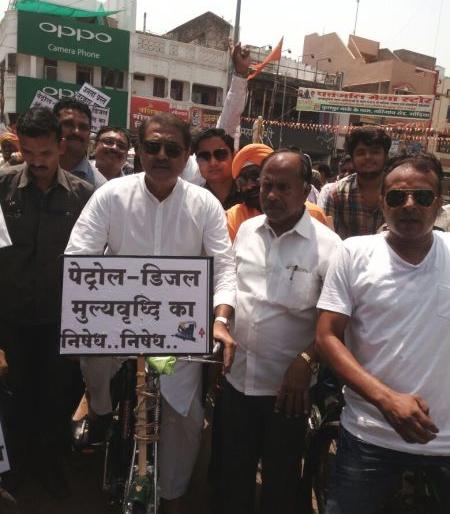 A cycle rally under the leadership of Praful Patel in protest against the price hike in Gondia | गोंदियात दरवाढीच्या निषेधार्थ प्रफुल्ल पटेल यांच्या नेतृत्वात सायकल रॅली