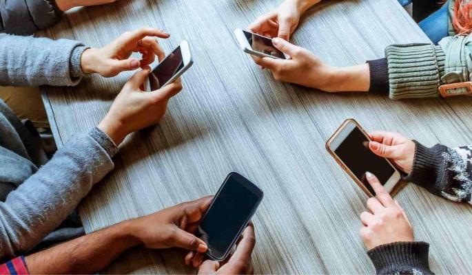 Phubbing ... the new word created to solve the mobile problems | Phubbing... मोबाईलच्या विळख्यातून सोडवण्यासाठी तयार केलेला नवा शब्द.. Phubbing ... the new word created to solve the mobile problems | Phubbing... मोबाईलच्या विळख्यातून सोडवण्यासाठी तयार केलेला नवा शब्द..
