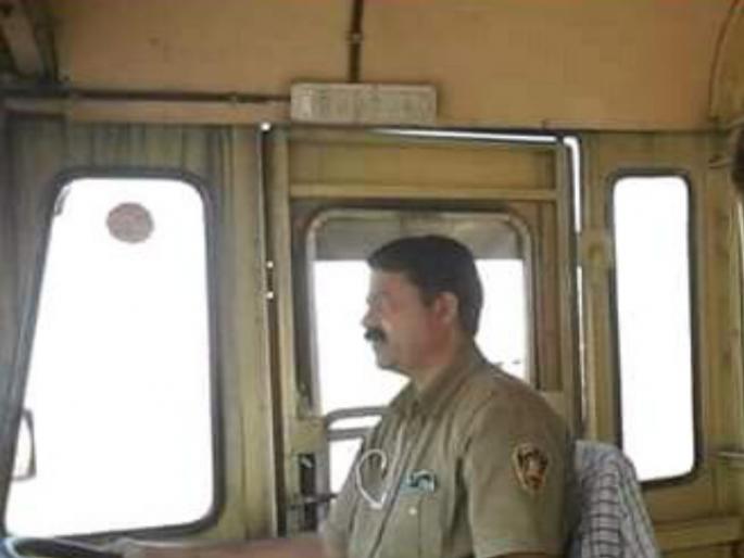 'Dabewala Corona warrior' food donation sacrifice of the driver of Pandharpur st bus depot | 'बापमाणूस'; लॉकडाऊन काळात एसटी कर्मचाऱ्यांसह भुकेल्या पोटांसाठी डबा उपलब्ध करून देणारा 'बसचालक' 'Dabewala Corona warrior' food donation sacrifice of the driver of Pandharpur st bus depot | 'बापमाणूस'; लॉकडाऊन काळात एसटी कर्मचाऱ्यांसह भुकेल्या पोटांसाठी डबा उपलब्ध करून देणारा 'बसचालक'