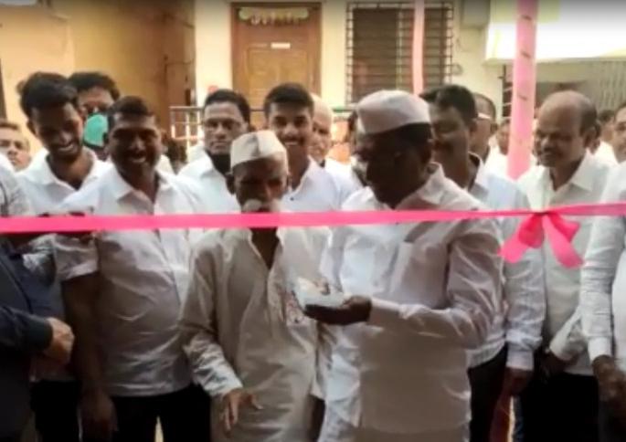 Sambhajirao Bhide made the MLAs remove their masks | संभाजीराव भिडे यांनी काढायला लावला आमदारांना मास्क Sambhajirao Bhide made the MLAs remove their masks | संभाजीराव भिडे यांनी काढायला लावला आमदारांना मास्क