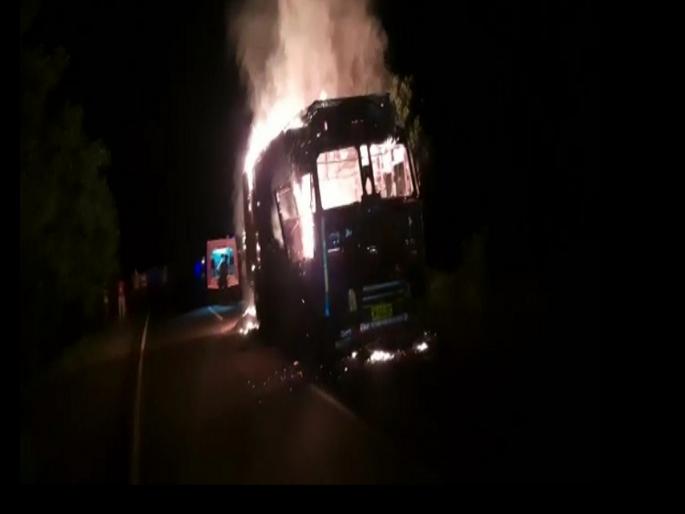 250 quintal of soybean burnt after truck catches fire on Aurangabad-Nagpur highway | औरंगाबाद-नागपूर महामार्गावर ट्रकला भीषण आग; सुदैवाने जिवित हानी टळली 250 quintal of soybean burnt after truck catches fire on Aurangabad-Nagpur highway | औरंगाबाद-नागपूर महामार्गावर ट्रकला भीषण आग; सुदैवाने जिवित हानी टळली