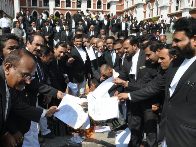 Kolhapur: Advocate's brother against the court's charge, on the street, Holi of circular, absent from work | कोल्हापूर : न्यायालयीन शुल्कवाढीविरोधात वकील बांधव रस्त्यावर, परिपत्रकाची होळी, कामकाजापासून अलिप्त