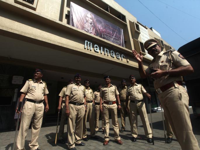 Display of Padmavat in Thakurd Police Station in Thane | कडेकोट पोलीस बंदोबस्तामध्ये ठाण्यात ‘पद्मावत’ प्रदर्शित: पहिल्या दिवशी पे्रक्षकसंख्या रोडावली Display of Padmavat in Thakurd Police Station in Thane | कडेकोट पोलीस बंदोबस्तामध्ये ठाण्यात ‘पद्मावत’ प्रदर्शित: पहिल्या दिवशी पे्रक्षकसंख्या रोडावली
