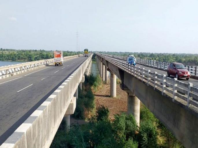 The shadow bridge is becoming a 'death point'. | सावळदे पूल ठरतोय ‘डेथ पॉर्इंट’