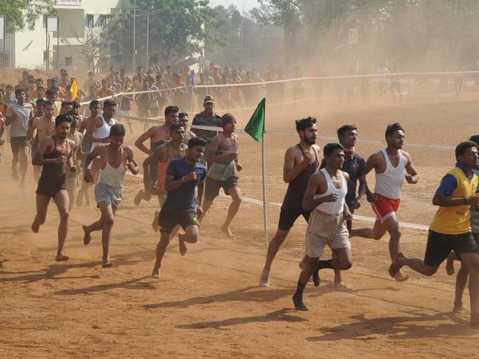 Regional recruitment process begins; Police gentle lathi | प्रादेशिक सेना भरती प्रक्रिया सुरू; पोलिसांचा सौम्य लाठीहल्ला Regional recruitment process begins; Police gentle lathi | प्रादेशिक सेना भरती प्रक्रिया सुरू; पोलिसांचा सौम्य लाठीहल्ला