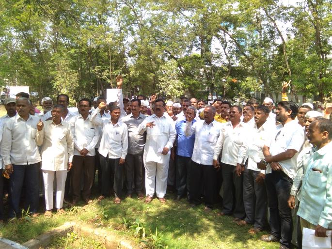 Boycott of farmers in Dhamani valley: Demonstruments before District Collectorate | धामणी खोऱ्यातील शेतकऱ्यांचा निवडणुकीवर बहिष्कार: जिल्हाधिकारी कार्यालयासमोर निदर्शने Boycott of farmers in Dhamani valley: Demonstruments before District Collectorate | धामणी खोऱ्यातील शेतकऱ्यांचा निवडणुकीवर बहिष्कार: जिल्हाधिकारी कार्यालयासमोर निदर्शने