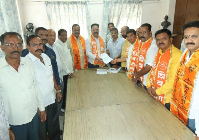 Debt waiver of flood affected common area members: demand for Shiv Sena | पूरग्रस्त सामाईक क्षेत्र सभासदांची कर्ज माफी व्हावी: शिवसेनेची मागणी Debt waiver of flood affected common area members: demand for Shiv Sena | पूरग्रस्त सामाईक क्षेत्र सभासदांची कर्ज माफी व्हावी: शिवसेनेची मागणी