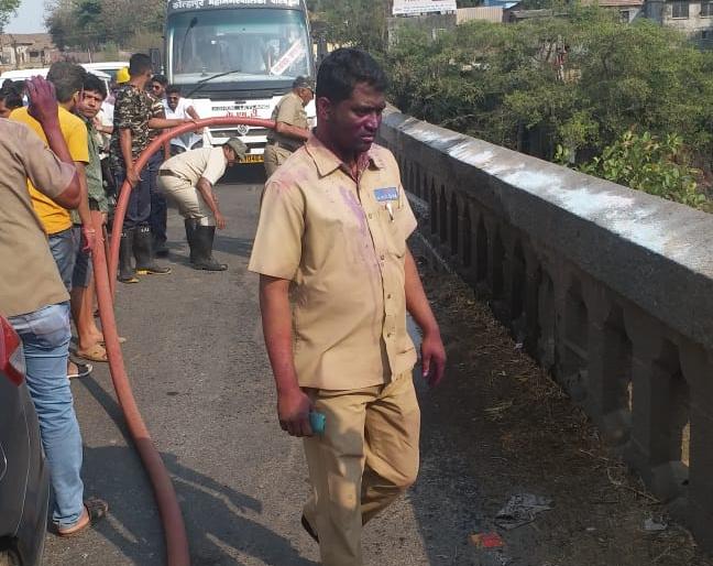 The cable belt of Shivaji bridge, the holes of the honey bees, and the driver of the car | शिवाजी पुलावरील केबल पेटली,मधाचे पोळे उठल्याने वाहनधारकांची तारांबळ The cable belt of Shivaji bridge, the holes of the honey bees, and the driver of the car | शिवाजी पुलावरील केबल पेटली,मधाचे पोळे उठल्याने वाहनधारकांची तारांबळ