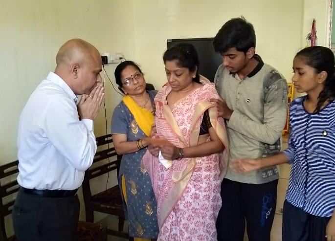 15 lakhs of checks will be given to the successors of Chandan Shivai, | चंदनशिवे यांच्या वारसांना १५ लाखांचा धनादेश, प्रशासनाने जपली बांधीलकी 15 lakhs of checks will be given to the successors of Chandan Shivai, | चंदनशिवे यांच्या वारसांना १५ लाखांचा धनादेश, प्रशासनाने जपली बांधीलकी