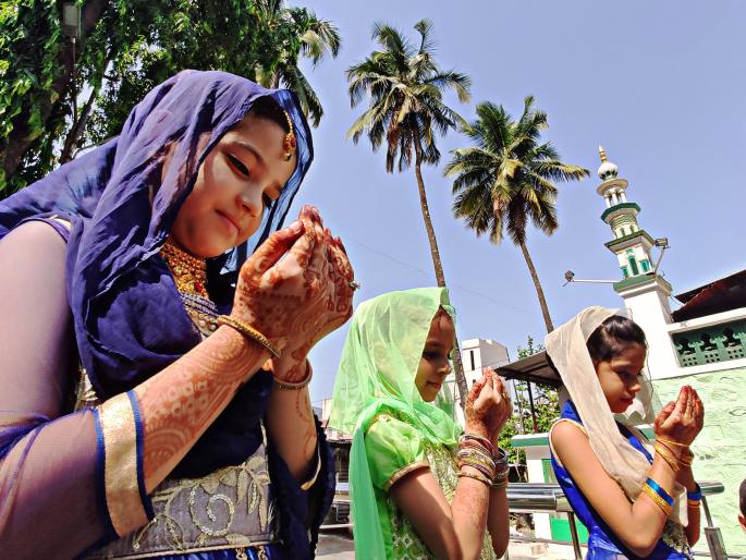 CoronaVirus Lockdown: Let the crisis of Corona go away ... Link made by Muslim Brothers to Eid | CoronaVirus Lockdown : कोरोनाचे संकट दूर होऊ दे... ईदला मुस्लिम बांधवांनी केली दुवा CoronaVirus Lockdown: Let the crisis of Corona go away ... Link made by Muslim Brothers to Eid | CoronaVirus Lockdown : कोरोनाचे संकट दूर होऊ दे... ईदला मुस्लिम बांधवांनी केली दुवा