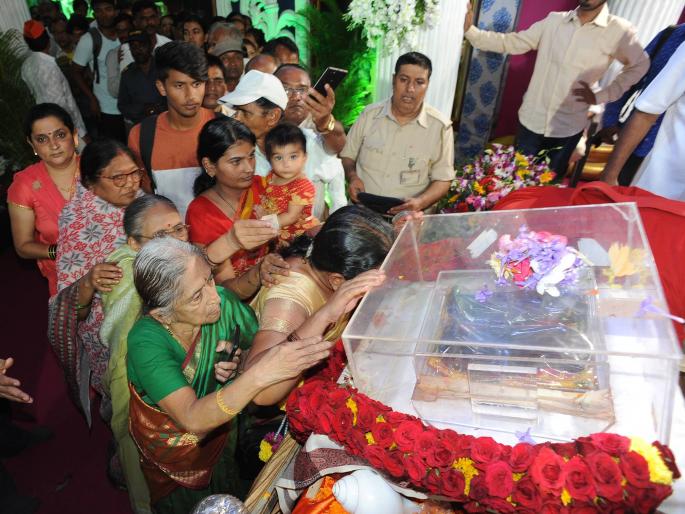 Kolhapur: The crowd to celebrate Sai's Padukha, Wednesday afternoon afternoon to Shirdi | कोल्हापूर : साईंच्या पादुका दर्शनासाठी गर्दी, बुधवारी दुपारनंतर शिर्डीला प्रस्थान Kolhapur: The crowd to celebrate Sai's Padukha, Wednesday afternoon afternoon to Shirdi | कोल्हापूर : साईंच्या पादुका दर्शनासाठी गर्दी, बुधवारी दुपारनंतर शिर्डीला प्रस्थान