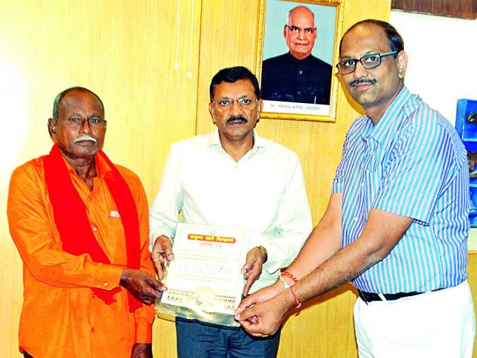 Felicitation | कर्तव्यदक्ष कर्मचाºयांचा सत्कार Felicitation | कर्तव्यदक्ष कर्मचाºयांचा सत्कार