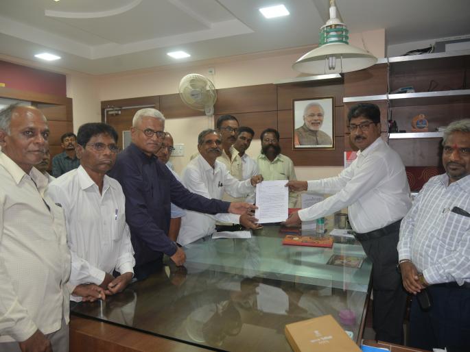 Kolhapur: The basic features of 'CPR' are the questions on the governor | कोल्हापूर : ‘सीपीआर’ मूलभूत सुविधांप्रश्नी अधिष्ठाता धारेवर Kolhapur: The basic features of 'CPR' are the questions on the governor | कोल्हापूर : ‘सीपीआर’ मूलभूत सुविधांप्रश्नी अधिष्ठाता धारेवर