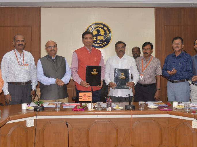 'Kolhapuri slippers' association with the University's strength, leather goods producer team | ‘कोल्हापुरी चप्पल’ उद्योगाला विद्यापीठाचे बळ, चर्मवस्तू उत्पादक संघासमवेत सामंजस्य करार 'Kolhapuri slippers' association with the University's strength, leather goods producer team | ‘कोल्हापुरी चप्पल’ उद्योगाला विद्यापीठाचे बळ, चर्मवस्तू उत्पादक संघासमवेत सामंजस्य करार