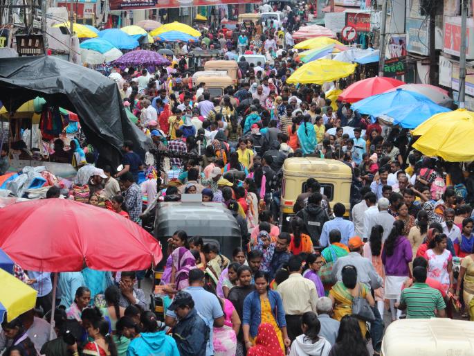 Rainfall hit 5 percent of businesses | पावसामुळे ६० टक्के व्यवसायांना फटका-खरेदीच्या उत्साहावर पाणी, फेरीवाल्यांची स्थिती Rainfall hit 5 percent of businesses | पावसामुळे ६० टक्के व्यवसायांना फटका-खरेदीच्या उत्साहावर पाणी, फेरीवाल्यांची स्थिती