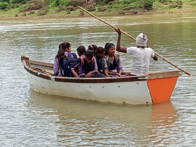 School students' life-threatening educational journey through boat, government Ignorance to the demand of river bridge | शाळेत जाण्यासाठी विद्यार्थ्यांचा दररोज नावेतून जीवघेणा प्रवास; पुलाच्या मागणीकडे शासनाचे दुर्लक्ष School students' life-threatening educational journey through boat, government Ignorance to the demand of river bridge | शाळेत जाण्यासाठी विद्यार्थ्यांचा दररोज नावेतून जीवघेणा प्रवास; पुलाच्या मागणीकडे शासनाचे दुर्लक्ष
