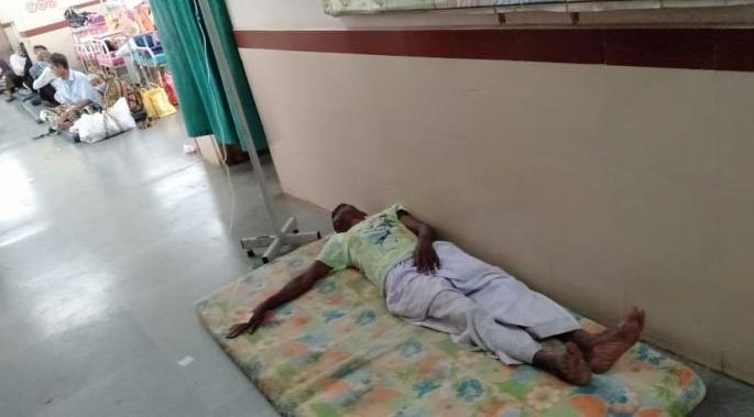 In Gondia, due to lack of ward construction, patients have to sleep on the ground | गोंदियात वार्ड बांधकामाअभावी रुग्णांवर जमिनीवर झोपण्याची पाळी